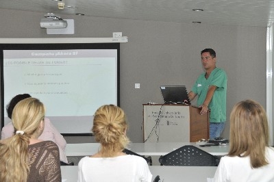 El Aula de Pacientes Dr. Negrín asesora sobre los beneficios de dejar de fumar y los métodos de deshabituación tabáquica